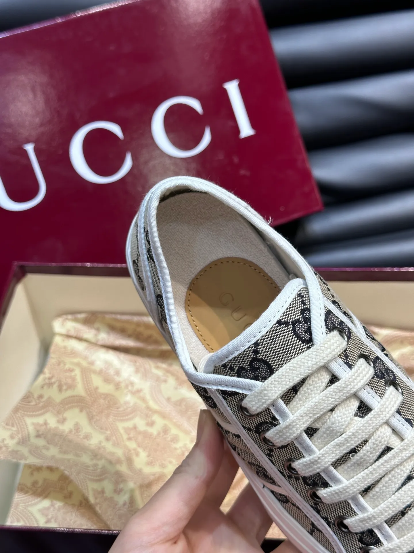 Men's shoes 💰p360 "GUUC*" Couple model 👫GG printed canvas sneakers, this sneaker is from the Gucci Lido series, and its design is inspired by the summer style and beach clubs of the Italian coast. The early autumn series reinterprets the brand's classic design elements and exquisite patterns from a modern perspective. These low-top sneakers are crafted from the brand's original fabric, the classic GG printed canvas, with a slightly distressed effect around the rubber sole. The GG pattern and logo are cleverly integrated into the sole, and the toe is embellished with an embossed Gucci logo. The towel insoles are decorated with brand logo leather labels, are light, comfortable and breathable for the feet, and come with a full set of original packaging! Size: Female 35-40 Male 38-45 (46 customized)